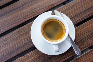 Espresso Kahve ahşap tepsi, siyah arka planda.