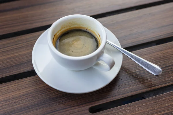 Espresso Kahve ahşap tepsi, siyah arka planda.
