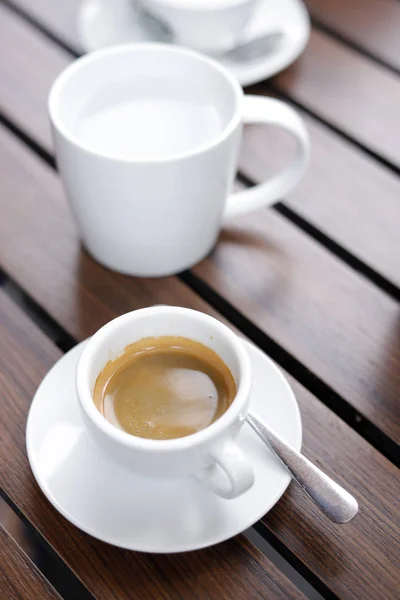 Café Expresso Bandeja Madeira Fundo Preto — Fotografia de Stock