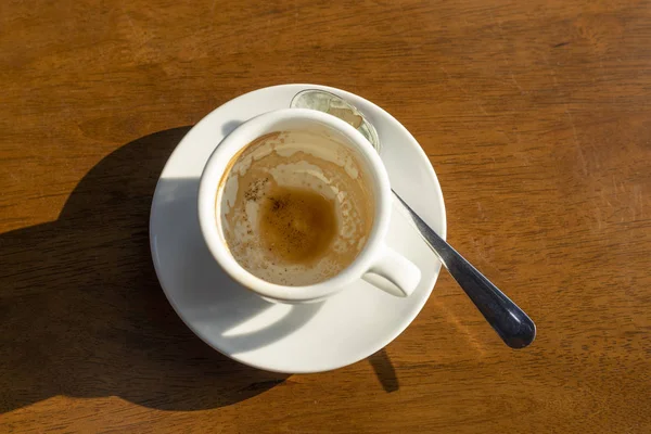 あの金色の朝日とコーヒーの汚れたカップ — ストック写真