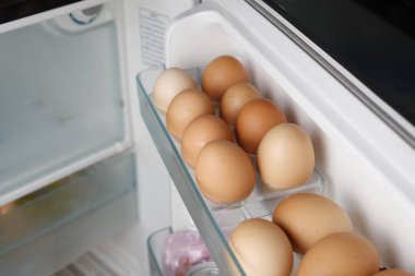 Buzdolabı içinde yumurta.