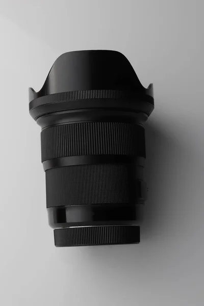 Profesyonel Dijital Fotoğraf Makinesi Lens Üzerinde Beyaz Izole — Stok fotoğraf