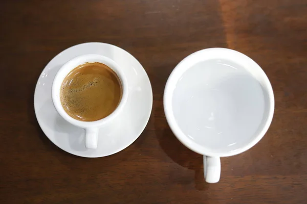 木製の黒い背景の白いガラスにぬるま湯熱いエスプレッソ コーヒー — ストック写真