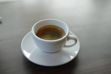 Espresso kahve, siyah ahşap arka planda.