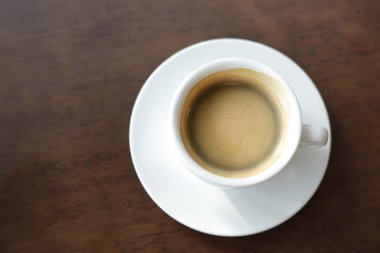 Espresso kahve, siyah ahşap arka planda.