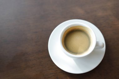 Espresso kahve, siyah ahşap arka planda.