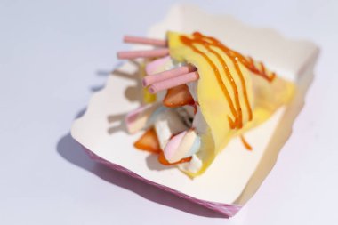 Serin krep kağıt tabak içinde.