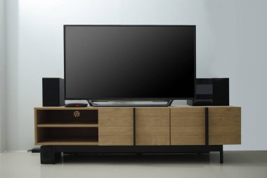 Akıllı Tv konsol ahşap oturma odasında siyah parlak ekran ile.