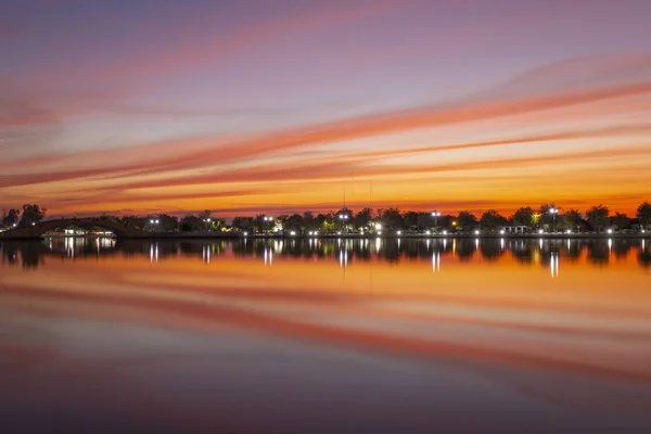 水の上の空のパステル夕焼けを反映してください — ストック写真