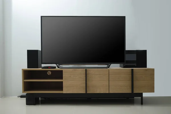 Akıllı Tv konsol ahşap oturma odasında siyah parlak ekran ile.