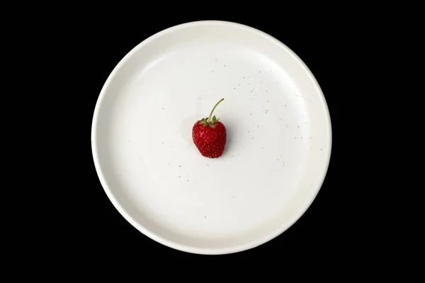 黒い背景に白い板のイチゴ — ストック写真