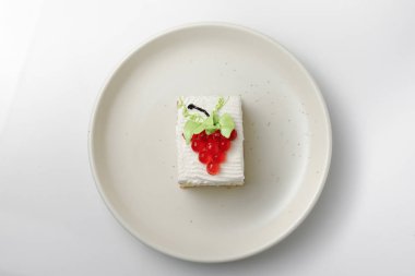 İzole çilekli pasta beyaz tabak üzerinde.