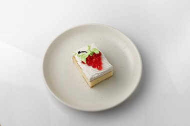 İzole çilekli pasta beyaz tabak üzerinde.