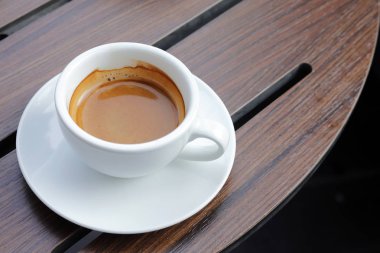 Espresso Kahve ahşap arka planda sıcak.