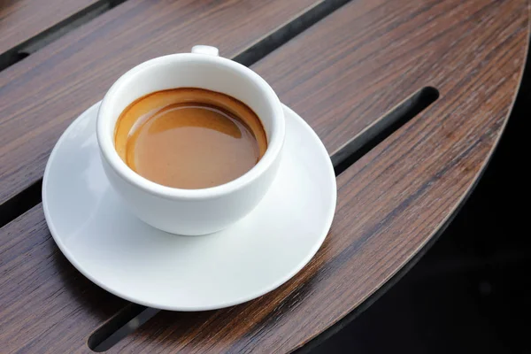 Espresso Kahve ahşap arka planda sıcak.
