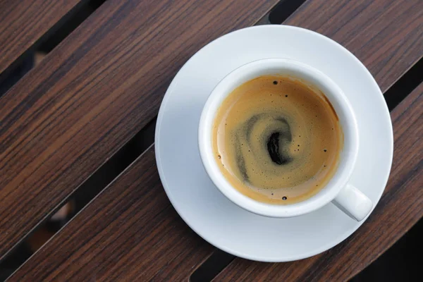 木製の背景に熱いエスプレッソ コーヒー — ストック写真