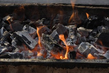Kömür ateşi kül soba.