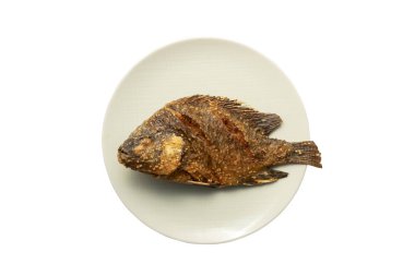 Kızarmış balık beyaz tabak, beyaz zemin üzerine kızarmış tilapia üzerinde.