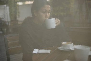 kadın içme kahve ayna yansıması bulanıklık.