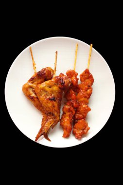 Çanak üzerinde ızgara tavuk şiş.