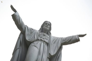 Beyaz zemin üzerine Mesih İsa heykeli.