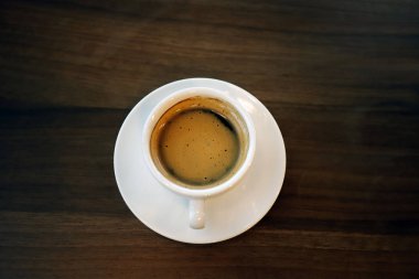 Espresso Kahve ahşap siyah arka planda sıcak.