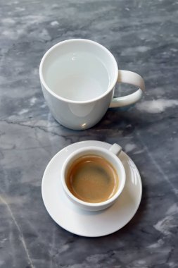 Espresso kahve beyaz cam ılık suyla.