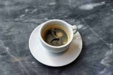 Taş masada sıcak siyah kahve.