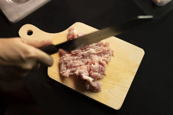 Koch schneidet Fleisch. — Stockfoto