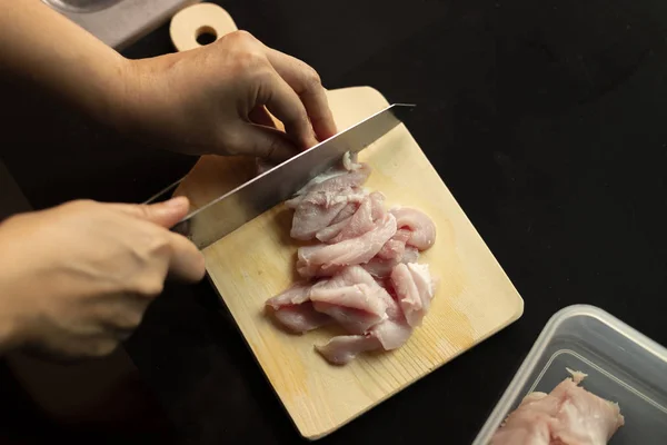 Koch schneidet Fleisch. — Stockfoto