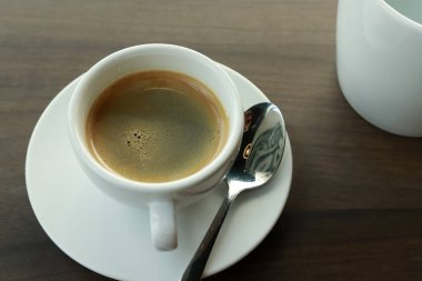 Sıcak kahve üzerinde ahşap arka plan, siyah kahve.