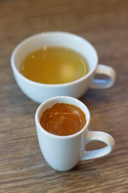 Sıcak siyah kahve ve çay.