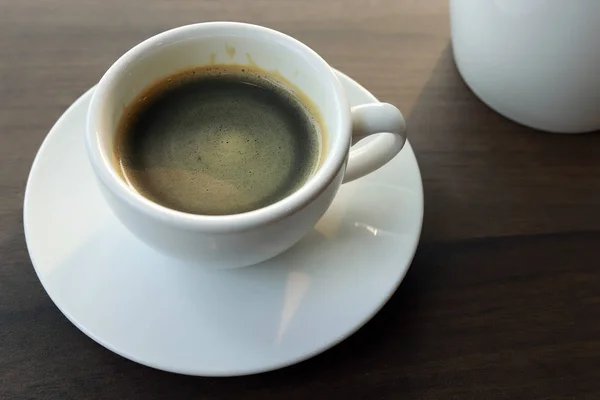 Café caliente sobre fondo de madera, café negro . — Foto de Stock