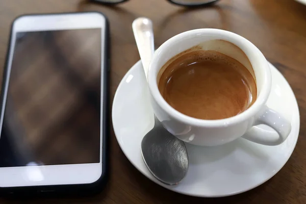 Hot coffee on wood background, black coffee. — Stock Photo, Image