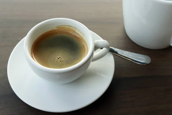 Café quente sobre fundo de madeira, café preto . — Fotografia de Stock