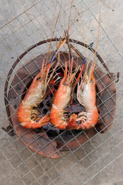 soba Barbekü kömür ızgara karides.