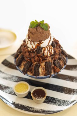 Shaved Buz ve çikolata tepesi.