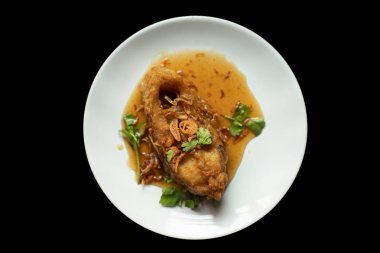 Yemek beyaz üzerinde Biber ile Kızarmış Balık.