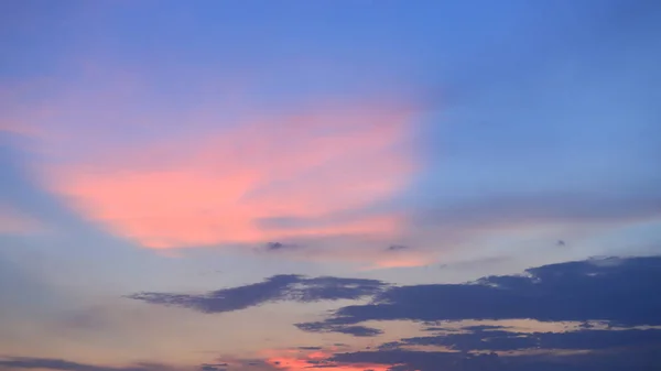 Manhã luz solar e céu laranja azul roxo colorido . — Fotografia de Stock