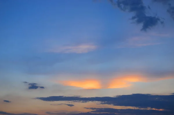 Mañana luz del sol y cielo naranja azul púrpura colorido . — Foto de Stock