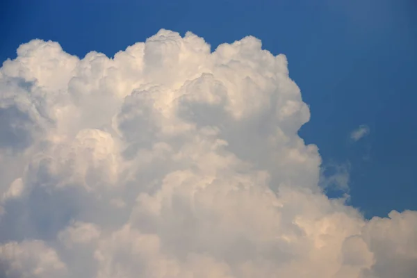 Menakjubkan awan di langit. — Stok Foto