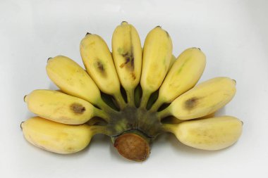 Beyaz arkaplanda izole edilmiş muz.