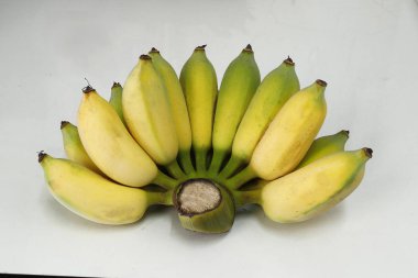 Beyaz arkaplanda izole edilmiş muz.