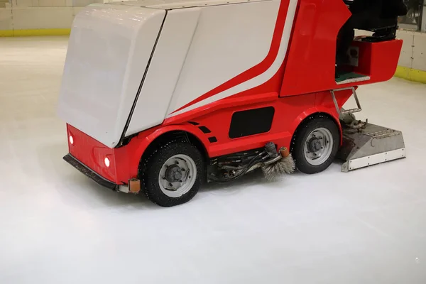 Speciale machine ijs harvester reinigt de ijsbaan. — Stockfoto