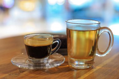 Sıcak siyah kahve ve çay.