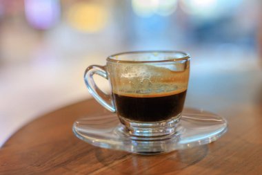 Taş masada sıcak siyah kahve.