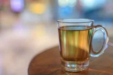 Ahşap bir masada sıcak çay.