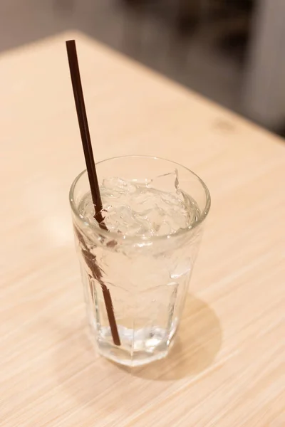 Helder drinkwater, ijs in een glas water. — Stockfoto