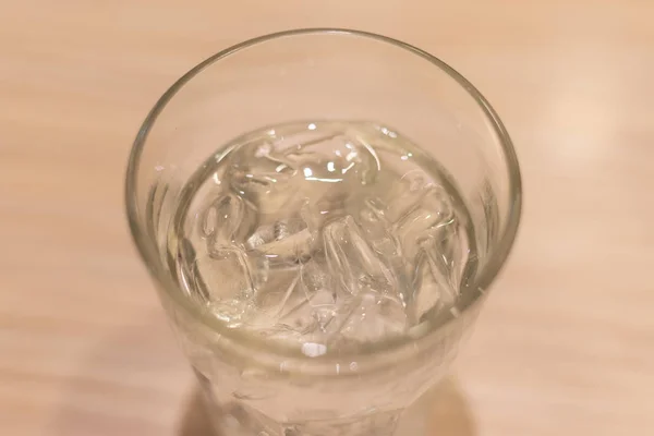 Klares Trinkwasser, Eis im Glas Wasser. — Stockfoto