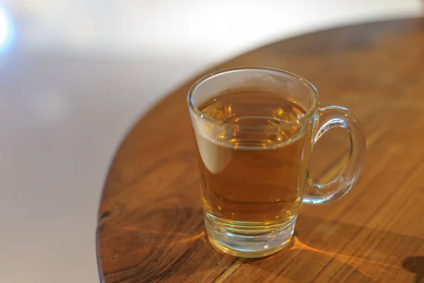 Forró tea egy fából készült asztal. — Stock Fotó